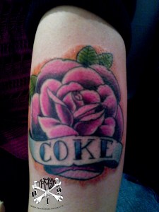 Tatuagem a mão livre feita por Trash durante a convenção.